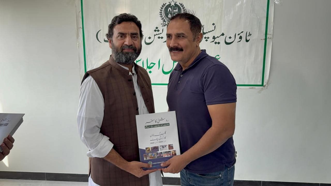 Sir Zubair Wali teaching a class at Zubair Career Coaching